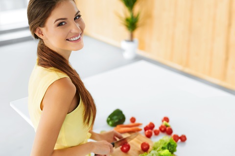 woman-eating-healthy-portion